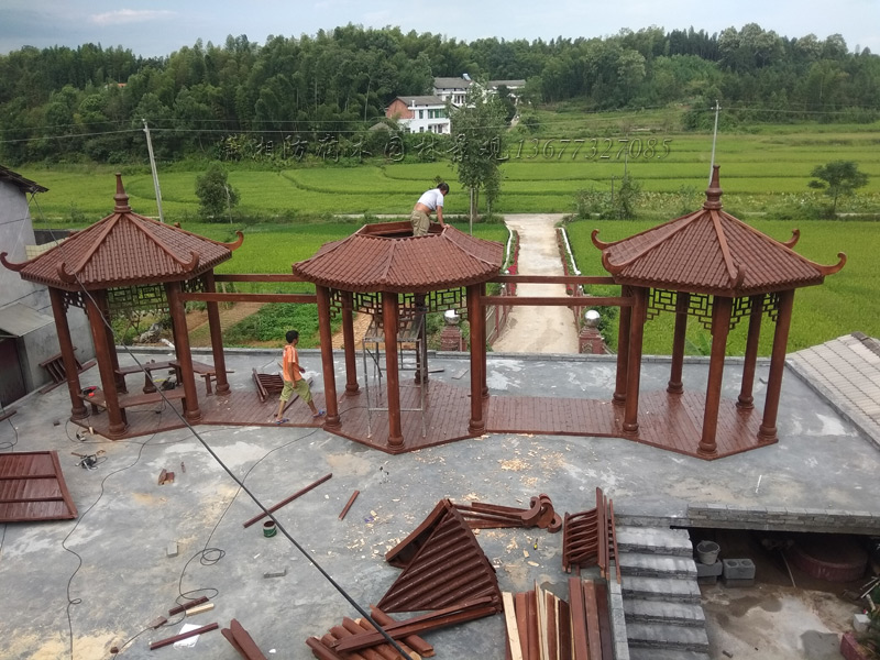 防腐木三亭连廊