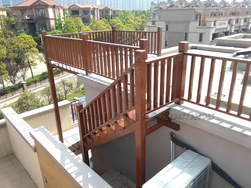 防腐木屋顶阳光房